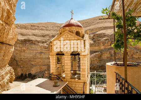 Glockenturm der Griechisch-orthodoxen Kloster von Saint George von Choziba in Juda Wüste in der Nähe von Jericho im Heiligen Land, Israel Stockfoto