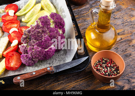 Verschiedene Gemüse für das Backen auf ein Backblech. Gesunde organische Lebensmittel und Gewürze Stockfoto