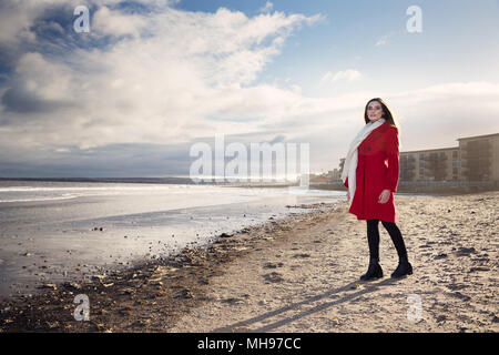 Frau am Strand, Emotion und Expression, Umgang mit Angst, Trauer, Depression und psychische Gesundheit. Stockfoto