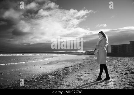 Frau am Strand, Emotion und Expression, Umgang mit Angst, Trauer, Depression und psychische Gesundheit. Stockfoto