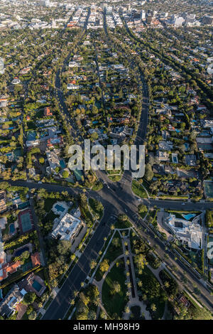 Vertikale Luftaufnahme von sechs Kreuzung bei N Beverly Drive und N Canon Drive und Lomitas Ave in Beverly Hills, Kalifornien. Stockfoto