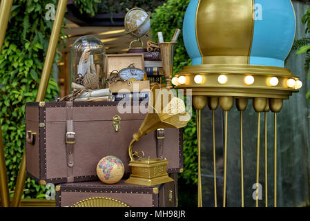 Vintage-Gepäck. Einkaufszentrum Themendisplay mit antiken Gepäck und Objekten. Siam Paragon Bangkok Thailand. Die goldenen alten Tage der Reise Stockfoto