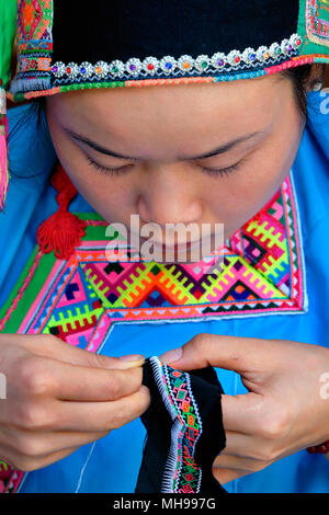 Dong Minderheit Frau ihre Tracht tragen, Zhaoxing Dorf, Liping County, Provinz Guizhou, China Stockfoto