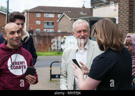 West Drayton, Großbritannien. 26. April 2018. Jeremy Corbyn, der Führer der Opposition, verbindet lokale Wahlkampf für die Labour Party in Hillingdon. Stockfoto