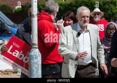West Drayton, Großbritannien. 26. April 2018. Jeremy Corbyn, der Führer der Opposition, verbindet lokale Wahlkampf für die Labour Party in Hillingdon. Stockfoto