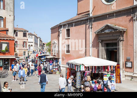 Viel befahrenen Straße Szene auf Strada Nova, Cannaregio, Venedig, Venetien, Italien, der fußgängerweg zwischen St. Lucia und Rialto mit Geschäften Stockfoto