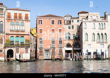 Die Einheimischen genießen spritz Dämmerschoppen in der Taverna al Remer, Campiello del Remer, Grand Canal, Santa Croce, Venedig, Venetien, Italien mit der Gondel. Beliebte Off t Stockfoto