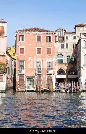 Die Einheimischen genießen spritz Dämmerschoppen in der Taverna al Remer, Campiello del Remer, Grand Canal, Santa Croce, Venedig, Venetien, Italien. Beliebte abseits der ausgetretenen tra Stockfoto