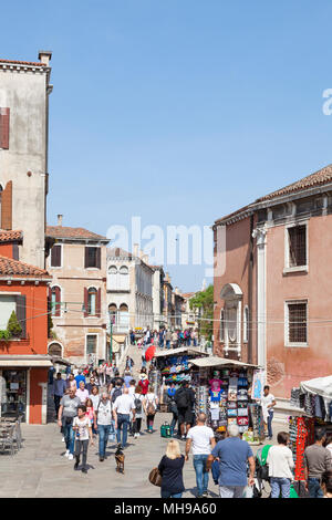 Viel befahrenen Straße Szene auf Strada Nova, Cannaregio, Venedig, Venetien, Italien, der fußgängerweg zwischen St. Lucia und Rialto mit Geschäften Stockfoto