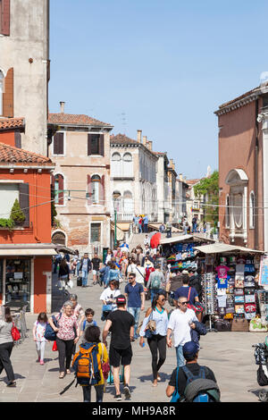 Viel befahrenen Straße Szene auf Strada Nova, Cannaregio, Venedig, Venetien, Italien, der fußgängerweg zwischen St. Lucia und Rialto mit Geschäften Stockfoto