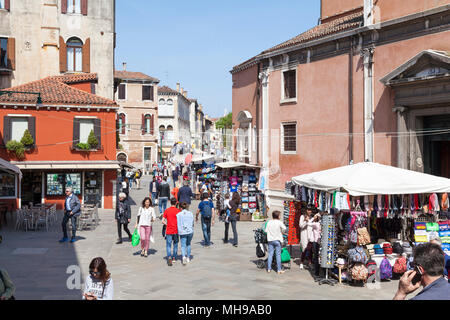 Viel befahrenen Straße Szene auf Strada Nova, Cannaregio, Venedig, Venetien, Italien, der fußgängerweg zwischen St. Lucia und Rialto mit Geschäften Stockfoto