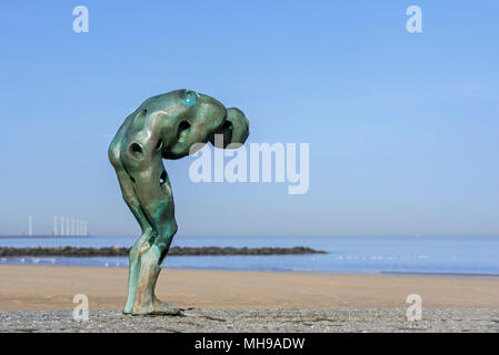 Skulptur Morgen Mann durch das Meer von dem Künstler Catherine François auf groyne entlang der Nordsee küste in Knokke-Heist, Westflandern, Belgien Stockfoto