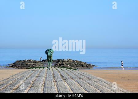 Skulptur Morgen Mann durch das Meer von dem Künstler Catherine François auf groyne entlang der Nordsee küste in Knokke-Heist, Westflandern, Belgien Stockfoto