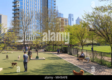 Schuylkill River Park Dog Park in Fitlers Square Nachbarschaft, im Hintergrund die Skyline von Philadelphia, Philadelphia, Pennsylvania, USA Stockfoto