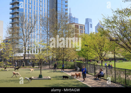 Schuylkill River Park Dog Park in Fitlers Square Nachbarschaft, im Hintergrund die Skyline von Philadelphia, Philadelphia, Pennsylvania, USA Stockfoto