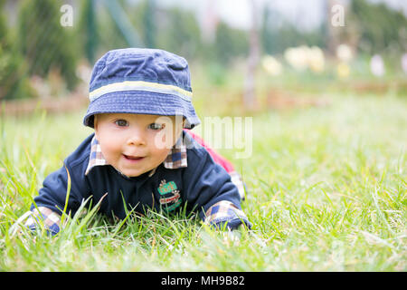 Süßes Kleinkind Junge im Garten, Kinder spielen mit kleine Hase, Frühling, draußen Stockfoto