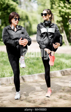 Zwei Frau Ausübung im Park Stockfoto
