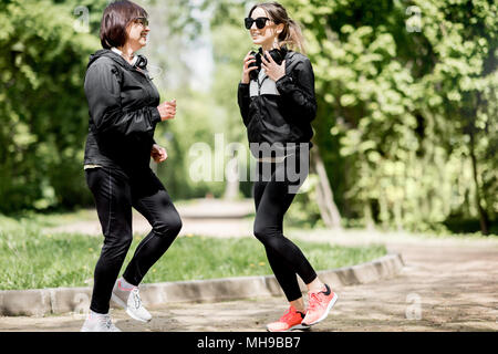 Zwei Frau Ausübung im Park Stockfoto