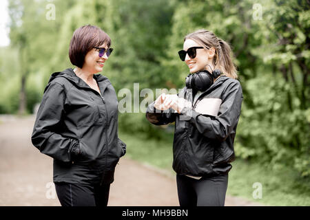 Zwei Sport Frauen reden im Park Stockfoto