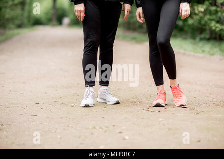 Sport Frauen im Park Alley stehend Stockfoto