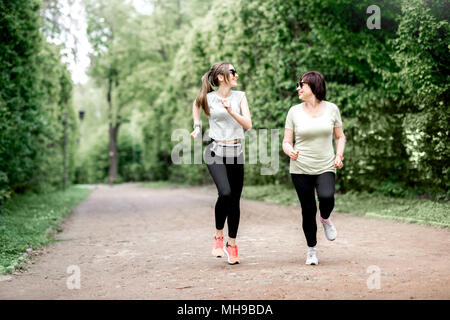 Frauen laufen im park Stockfoto