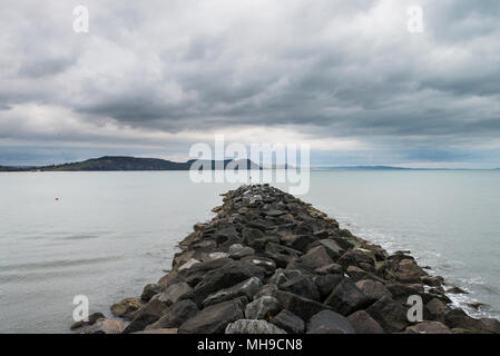 Der Blick vom Ende des Cobb, Lyme Regis Blick über Charmouth und Golden Cap, Dorset Stockfoto