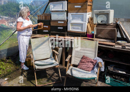 Frau Imker mit Rahmen und tiefen hive Gremien und Statisten Stockfoto