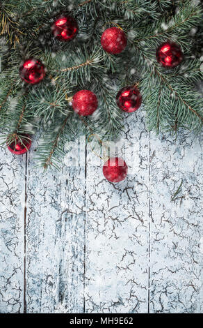 Zweige eines Weihnachtsbaum auf alten Karten. Weihnachten Hintergrund. Weihnachtsschmuck. Neues Jahr Hintergrund. Xmax Hintergrund. Getönten Bild. Der Sn Stockfoto