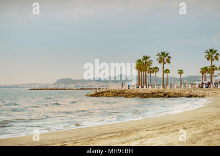 Sonnenuntergang am Strand an der Adria in Durrës, Albanien. Stockfoto