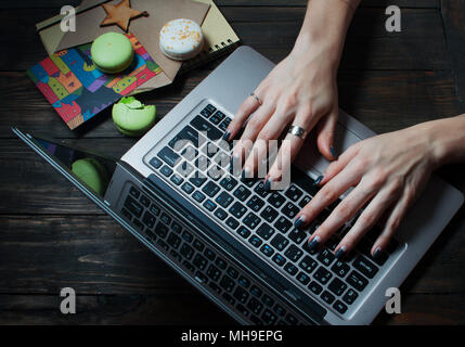 Geschäftsfrau mit Laptop und auf Ihrem Bürotisch. Stockfoto
