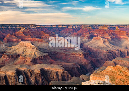 Grand Canyon, Arizona, USA in der Morgendämmerung vom South Rim. Stockfoto