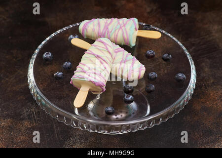 Süße Bonbons mit Heidelbeere in Form von Eis auf dunklem Hintergrund Stockfoto