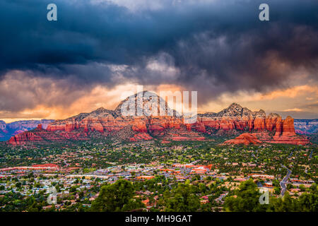 Sedona, Arizona, USA, die Innenstadt und die Berge. Stockfoto