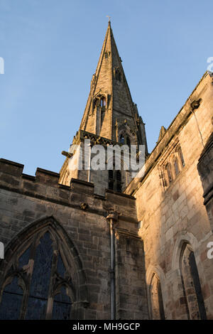 St. Oswalds Kirche in Ashbourne an einem sonnigen Tag Stockfoto
