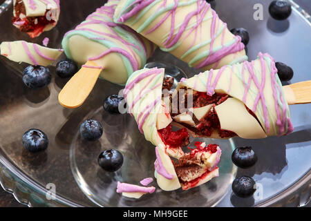 Süße Bonbons mit Heidelbeere in Form von Eis auf dunklem Hintergrund, Nahaufnahme Stockfoto