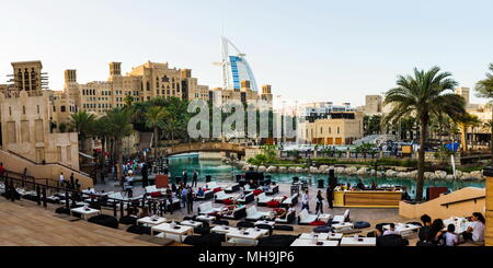Dubai, Vereinigte Arabische Emirate - 20. April 2018: Panoramablick von Madinat Jumeirah Resort und Restaurants mit Burj Al Arab in Dubai, Stockfoto