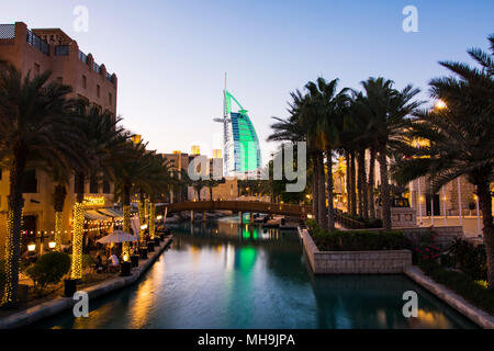 Dubai, Vereinigte Arabische Emirate - 20. April 2018: Burj Al Arab luxus hotel Blick vom Madinat Jumeirah Luxus Resort in Dubai, Vereinigte Arabische Emirate Stockfoto