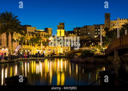 Dubai, Vereinigte Arabische Emirate - 20. April 2018: Panoramablick von Madinat Jumeirah Luxus Resort und Restaurants in dem See an der blauen Stunde wider Stockfoto