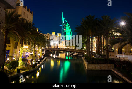 Dubai, Vereinigte Arabische Emirate - 20. April 2018: Burj Al Arab, Luxushotel in Wasser bei Nacht, Blick von der Madinat Jumeirah Luxus Resort in D Stockfoto
