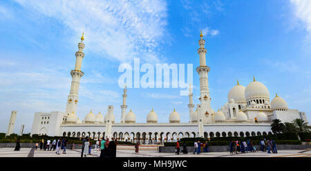 Abu Dhabi, VAE - 27. April 2018: Zurück Blick auf die Sheikh Zayed Grand Moschee, die größte Moschee der Vereinigten Arabischen Emirate und der achtgrößte Moschee Stockfoto