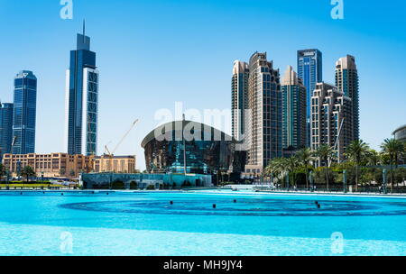 Dubai, Vereinigte Arabische Emirate - 26. März 2018: Dubai Oper und moderne Dubai Downtown Wolkenkratzer aus Dubai Mall am Tag mal anzeigen Stockfoto