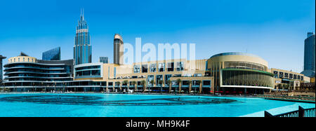 Dubai, Vereinigte Arabische Emirate - 26. März 2018: die Dubai Mall moderne Architektur mit Brunnen Panorama am Tag Zeit Stockfoto