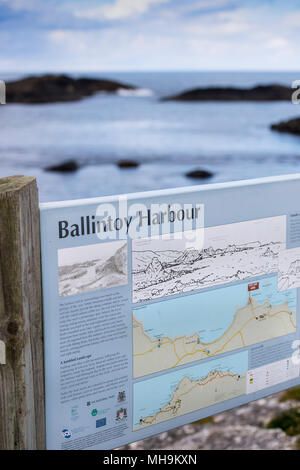 Touristische Informationen Vorstand der Ballintoy Harbour, County Antrim, Nordirland, Großbritannien Stockfoto