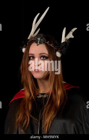 Die Schwestern der Coven kommen zusammen, um einander durch Zaubersprüche zu schützen. Weibliche Modell auf schwarzem Hintergrund. Handgefertigten Schmuck und Kopf Stücke. Stockfoto