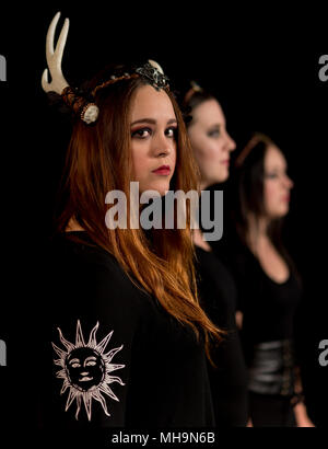 Die Schwestern der Coven kommen zusammen, um einander durch Zaubersprüche zu schützen. Weibliche Modell auf schwarzem Hintergrund. Handgefertigten Schmuck und Kopf Stücke. Stockfoto