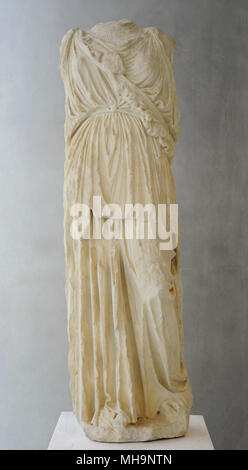 Statue der Athene. Stellt ein Original des 5.Jahrhundert v. Chr., in dem die Göttin in peplos und einer schrägen Aegis. Ca. Mitte der-1st Century AD. Akropolis Museum. Athen. Griechenland. Stockfoto