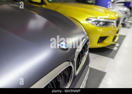 BERLIN/Deutschland - VOM 29. APRIL 2018: BMW F90 M5 steht in einem deutschen Parkplatz. Die F 90 M5, auf der Basis der BMW 5er Reihe (G30) am 21. August 2 vorgelegt wurde. Stockfoto