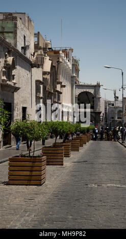 Calle San Francisco in Arequipa führt hinunter zur Plaze de Armas Stockfoto