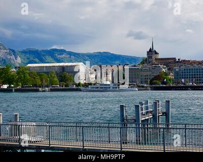 Blick über den Genfer See, Lac Léman, in Richtung St. Peter's Cathedral, Kathedrale Saint Pierre, und cloud-verhangene Berge Genf, Schweiz. Stockfoto