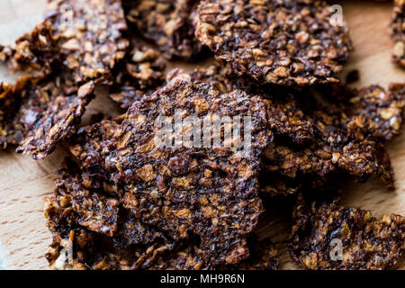 Apfel und Zimt Chips auf Holz- Oberfläche. Organic Food Konzept. Stockfoto